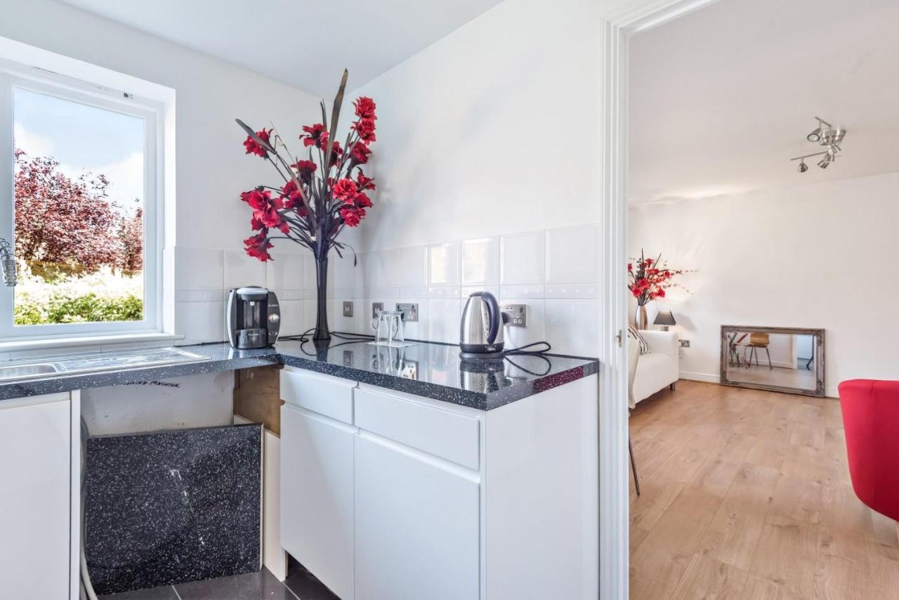 2 Bed Flat, Dedicated Workspace, Parking, 4Ktv London Luaran gambar